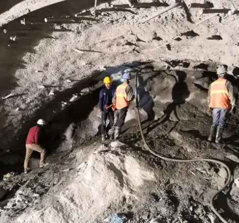 雁峰隧道拱顶带模注浆料，微膨胀注浆料的特点及施工工艺